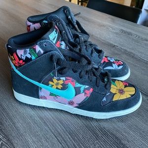 Nike Women’s Sneaker Dunk Hi Floral Sz 9